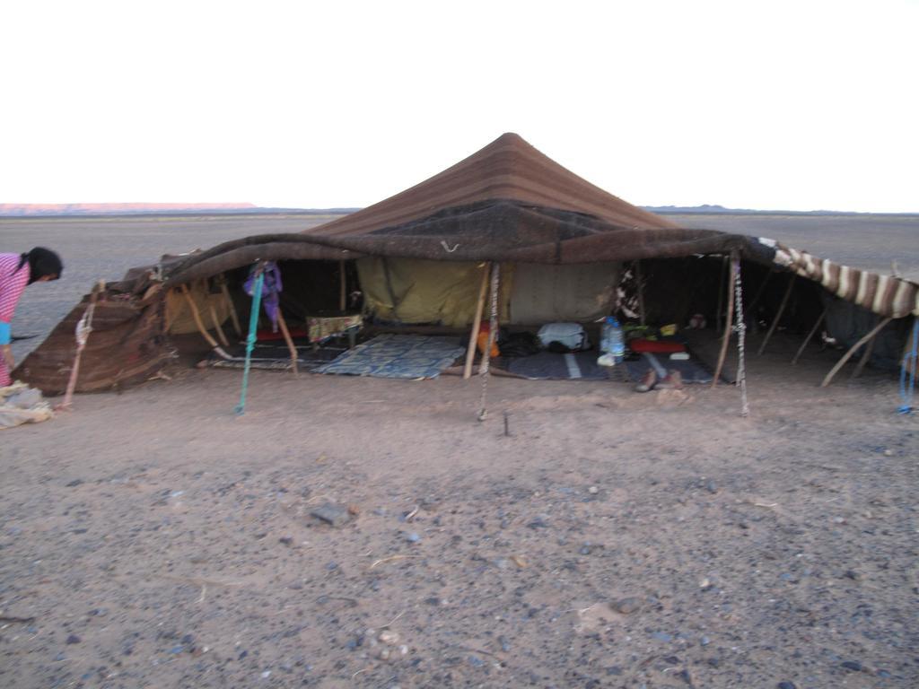 Отель Sahara Camel Tours Camp Мерзуга Экстерьер фото