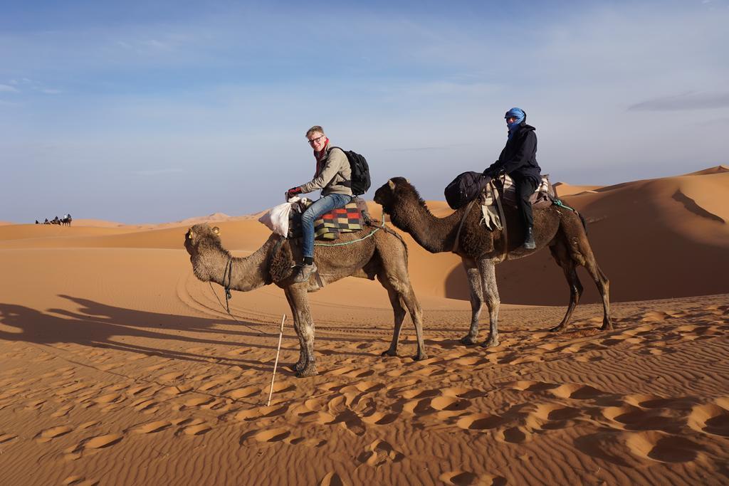 Отель Sahara Camel Tours Camp Мерзуга Экстерьер фото