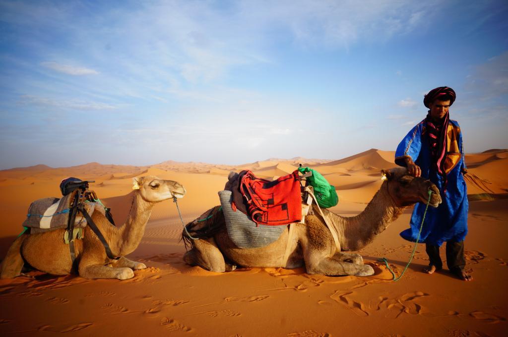 Отель Sahara Camel Tours Camp Мерзуга Экстерьер фото