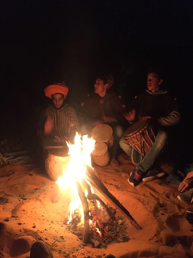 Отель Sahara Camel Tours Camp Мерзуга Экстерьер фото