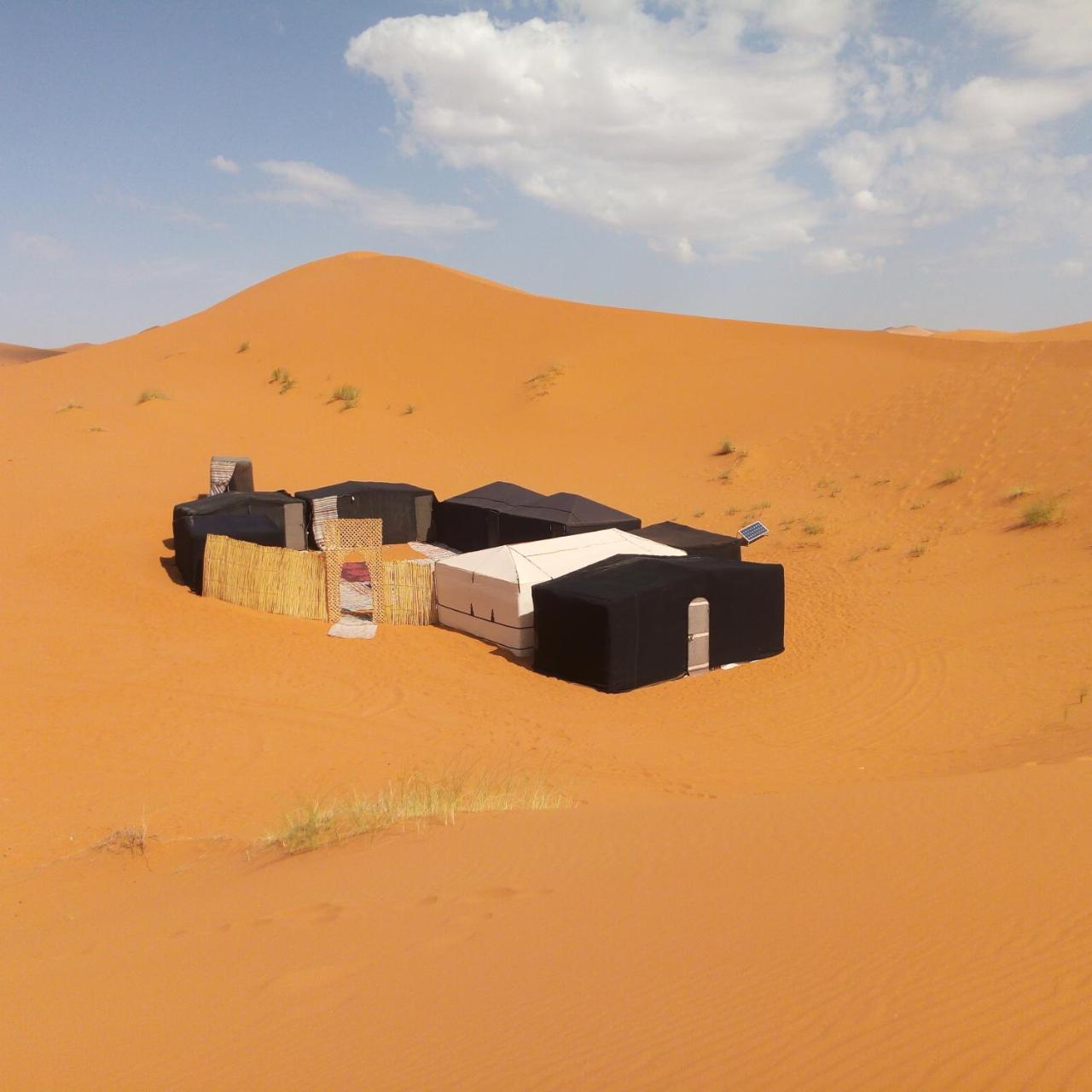Отель Sahara Camel Tours Camp Мерзуга Экстерьер фото