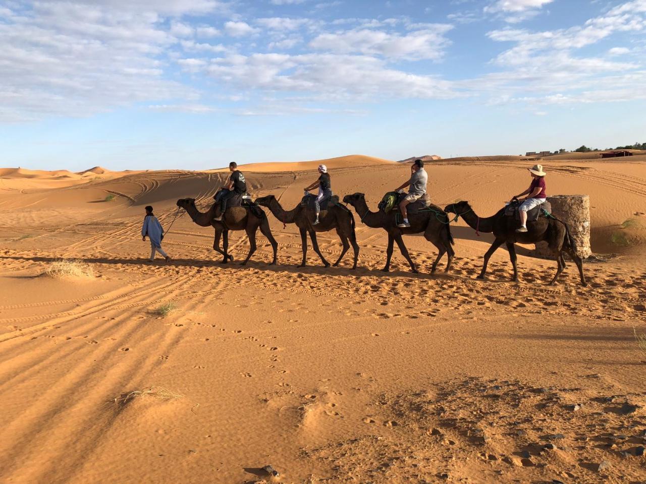 Отель Sahara Camel Tours Camp Мерзуга Экстерьер фото